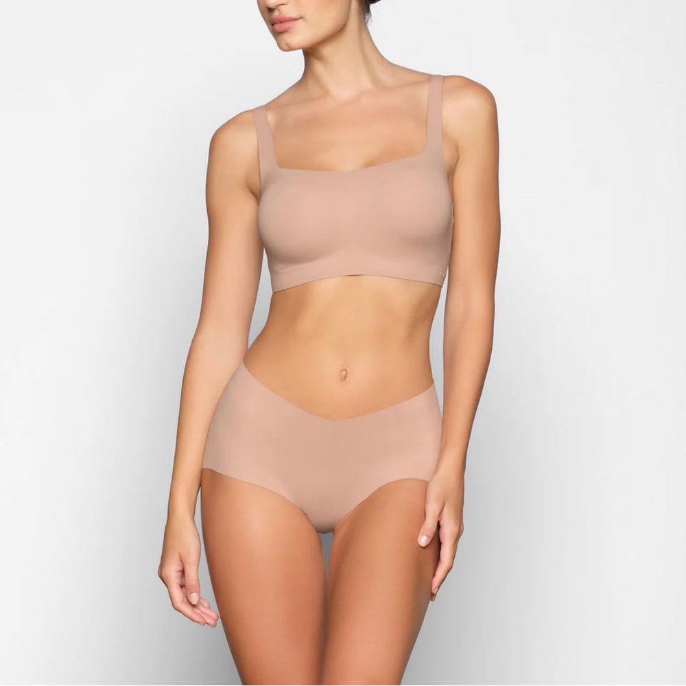 Skims Naked Scoop Bra